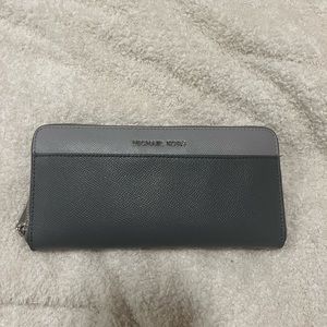 Michael Kors wallet barely used
